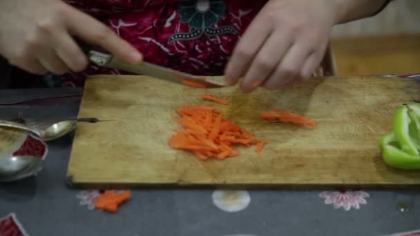 Clouseup egy nő a konyhában készít fűszeres sárgarépa saláta — Stock videók