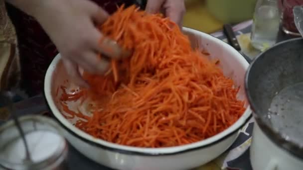 Mendung seorang wanita di dapur menyiapkan salad wortel pedas — Stok Video