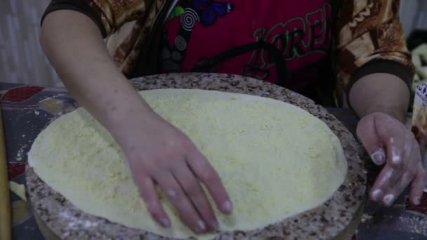 Close-up de uma mulher na cozinha preparando massa de biscoito — Vídeo de Stock