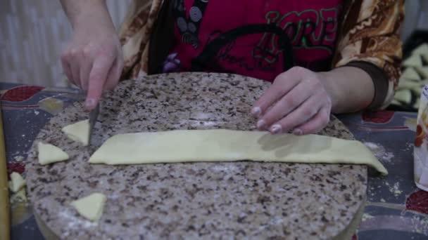 Bir kadın mutfakta kurabiye hamuru hazırlama closeup — Stok video
