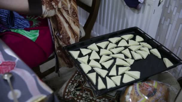 Primer plano de una mujer en la cocina preparando masa de galletas — Vídeos de Stock