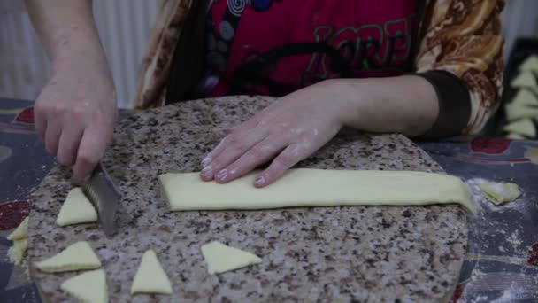 Primer plano de una mujer en la cocina preparando masa de galletas — Vídeo de stock