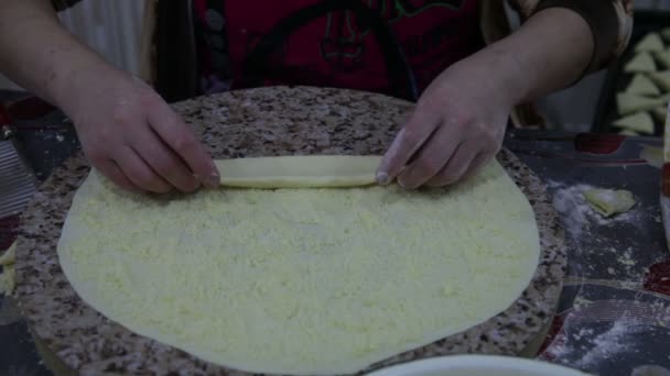 Primer plano de una mujer en la cocina preparando masa de galletas — Vídeos de Stock