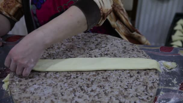 Primo piano di una donna in cucina che prepara la pasta per biscotti — Video Stock