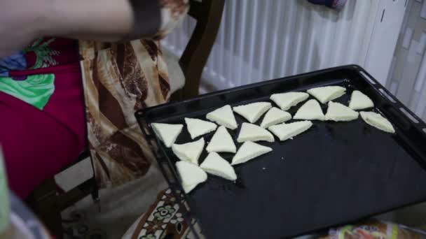 Closeup ženy v kuchyni připravovat těsto — Stock video