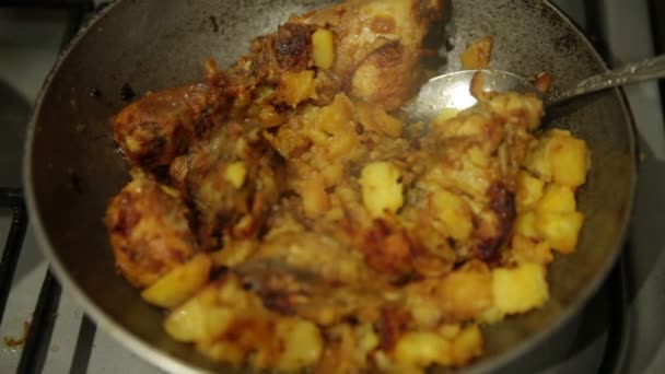 Zugabe und Mischen von geschnittenen Pellkartoffeln und gebratenem Fleisch über gebratenen Pilzen mit Pfeffer und Zwiebeln — Stockvideo