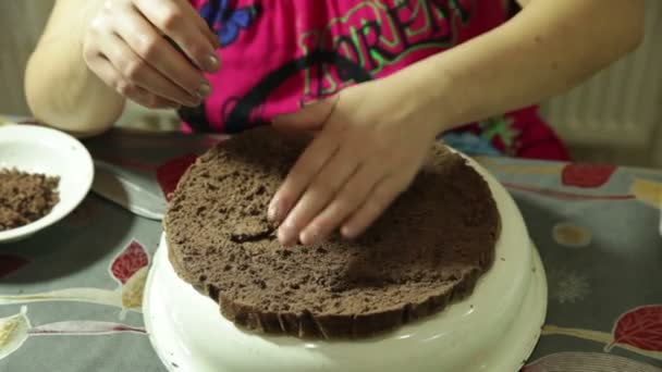 Primer plano de una mujer en la cocina preparando un pastel de masa — Vídeo de stock