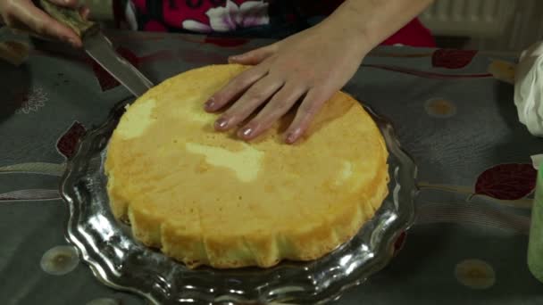 Close-up de uma mulher na cozinha preparando um bolo de massa — Vídeo de Stock