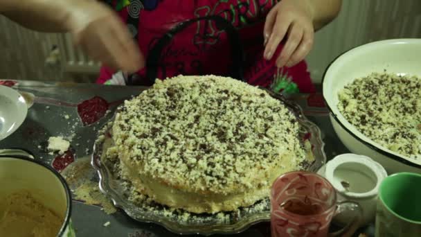 Крупним планом жінка на кухні готує торт з тіста — стокове відео