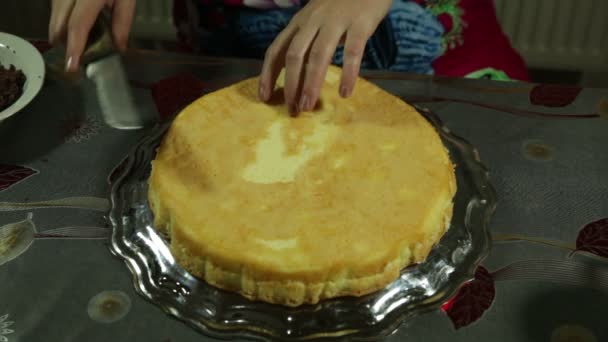 Närbild av en kvinna i köket förbereder en kaka av degen — Stockvideo