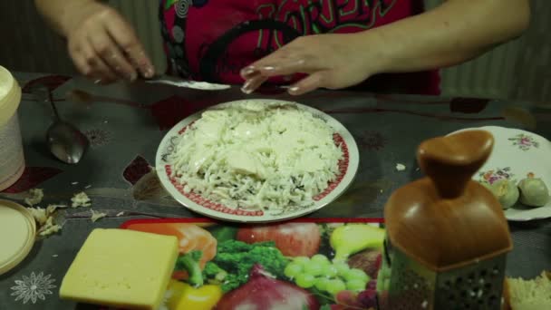 Κοντινό πλάνο των χεριών της γυναίκας προετοιμασία, και διακοσμημένο με σαλάτα λαχανικών στην κουζίνα — Αρχείο Βίντεο