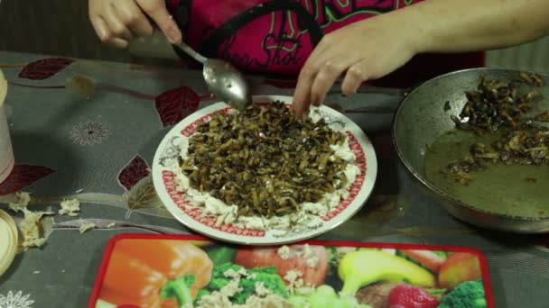 Penutup tangan wanita mempersiapkan, dan dihiasi dengan salad sayuran di dapur — Stok Video