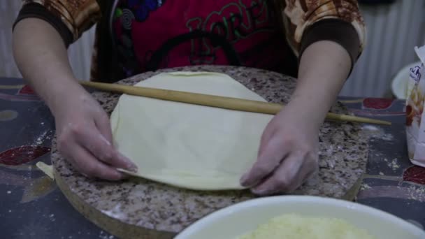 Closeup της γυναίκας στην κουζίνα προετοιμασία ζύμη μπισκότων — Αρχείο Βίντεο