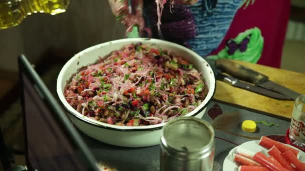 Close-up de mãos de mulher se preparando, e decorado com salada de legumes na cozinha — Vídeo de Stock