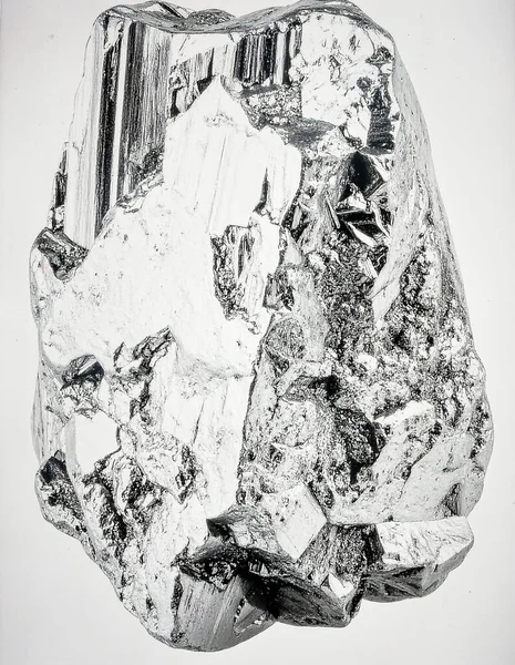 Metalik parlak ve kristal yapıya sahip tek bir ham gümüş cevheri parçası, beyaz arka planda izole edilmiş..