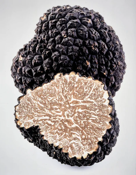 Beyaz Arkaplanda Siyah Yer Mantarı, Lüks Yenebilir Mantar Temsili Gurme Mutfağı ve Aromatik Lezzet Konsepti