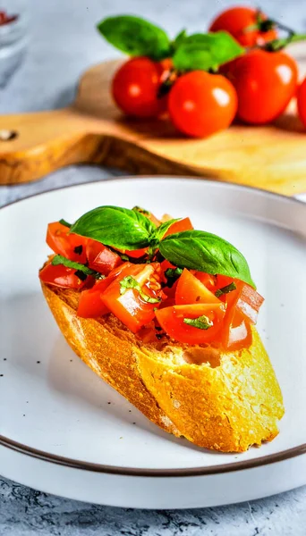 Domates ve Fesleğen ile nefis aperatif yiyecek nesnesi ve İtalyan mutfağı