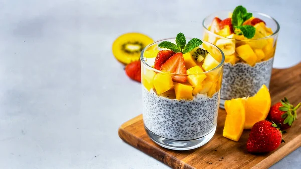 Kaliteli Kahvaltı İçin Meyveli Chia Pudingi ve Sağlıklı Yemek Konsepti