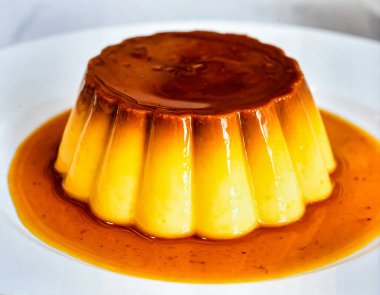 Özel Tatlı Gıda Nesnesi ve Fırın Konsepti için Tabakta Kremalı Karamelli Flan Tatlısı