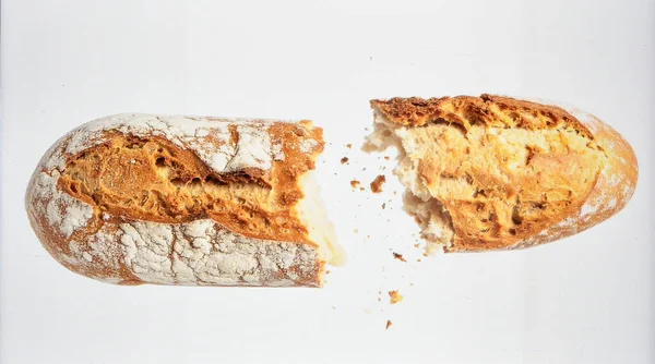 Ekmek kırıntıları havada uçuşurken ekmek kırıntıları beyaz arka planda izole edilmiş, ev yapımı fırın tazeliği ve doku hareketi kavramı