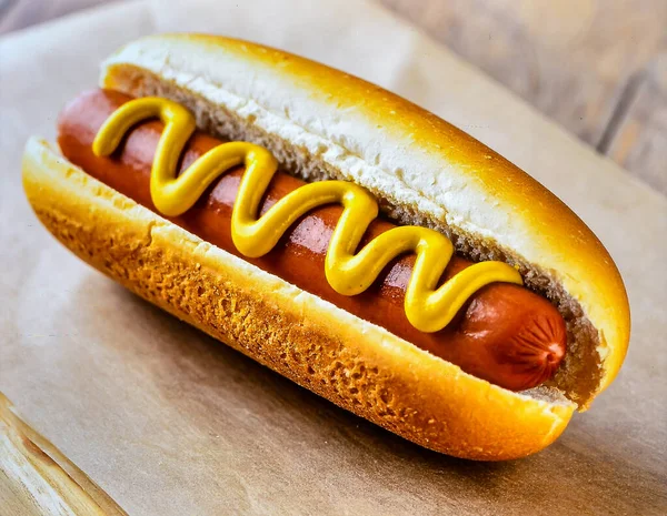 Premium Fast Food Object ve American Snack Concept için Hardallı Klasik Sosisli sandviç