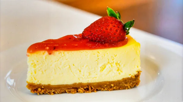 Premium Tatlı Nesnesi ve Tatlı Fırın Konsepti için Çilekli Kremalı Peynirli Kek Dilimi