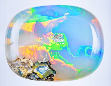 Gökkuşağı renklerinde, el değmemiş beyaz arka planda izole edilmiş büyük bir çiğ opal..
