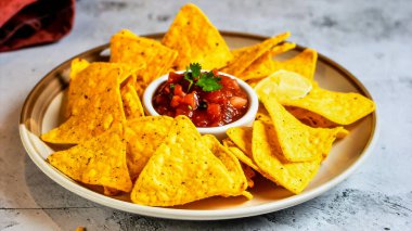 Peynirli çıtır cips ve salsa soslu. Atıştırmalık bir şey ve Meksika mutfağı.