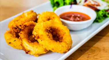 Premium Deniz Ürünleri Nesneleri ve Aperatif Konsepti için soslu Çıtır Kalamar Halkaları