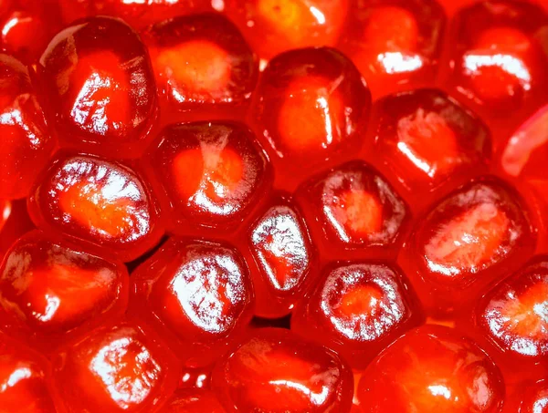 Sulu meyve yüzeyi ve doğal organik dokuyu gösteren nar tohumlarını kapat.