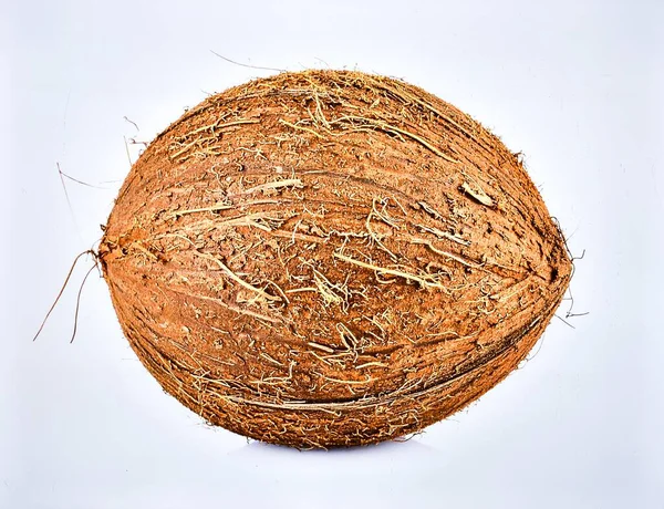 Beyaz Arkaplanda Taze Hindistan cevizi, Elektrolit açısından Tropikal Meyve Zenginliği ve Yaz Beslenme Konsepti için Hidrolik