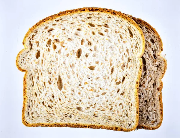 Beyaz arka plan, organik fırın ve ev yapımı gıda konseptine izole edilmiş yumuşak dilimlenmiş tahıllı ekmek.