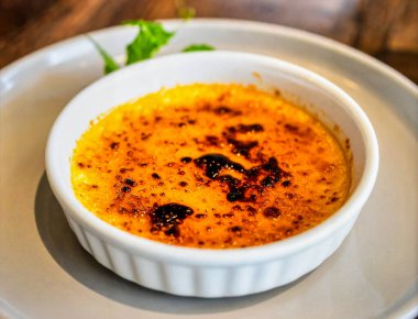 Fransız Kremalı Brulee Tatlısı ve Karamelleştirilmiş Şeker. Şekerli Gıda ve Kafe Konsepti için.