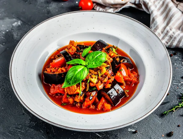 Premium Gıda Nesnesi ve Akdeniz Mutfağı İçin Sebzeli Fransız Ratatouille Güveci