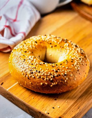 Tahta Ahşap Fırın Nesnesi ve Kahvaltı Konsepti Tahtasında sunulan Susam Tohumlu Klasik Bagel Ekmeği