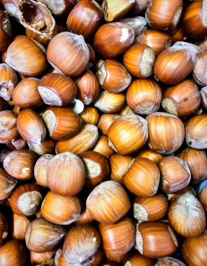 Fındık yüzeyi doğal ceviz dokusunu ve organik besin detaylarını gösteriyor.