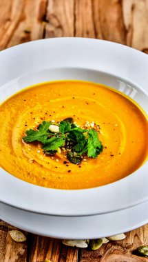 Premium Gıda Nesnesi ve Sonbahar Mutfağı İçin Tohumlu Kremalı Balkabağı Çorbası