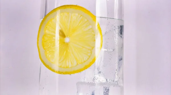 Limon dilimli bir şişe köpüklü su ve birinci sınıf ferahlatıcı içecek nesnesi ve yaz içeceği kavramı için buz.