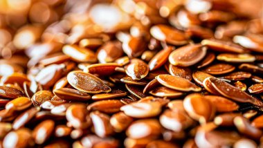 Keten tohumlarını kapatın organik süper yiyecek dokusunu ve doğal detayları gösterin.