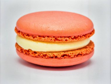 Pasta Tatlı Nesnesi ve Tatlı Atıştırmalık Konsepti için Aydınlatılmış Kremalı Renkli Fransız Macaronu