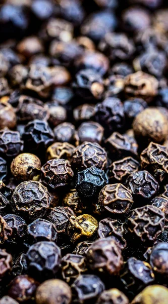 Doğal baharat dokusunu ve organik gıda detaylarını gösteren siyah biberleri kapatın.