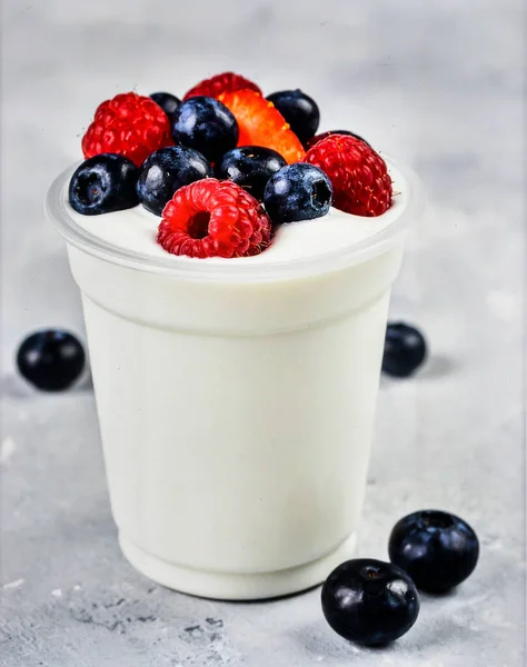 Premium Süt Ürünleri ve Kahvaltı Konsepti İçin Taze Böğürtlenli Kremalı Yoğurt Kupası