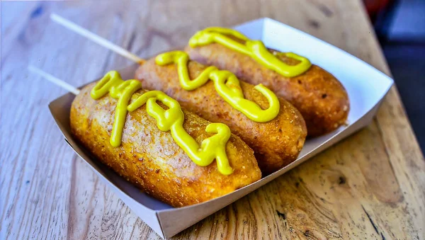 Lezzetli Fast Food Nesnesi ve Sokak Atıştırmalığı Konsepti için Hardallı Çıtır Mısır Sosisi