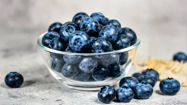 Premium Fruit Food Object ve Sağlıklı Atıştırmalık Konsepti için Cam Kasede Taze Yabanmersini