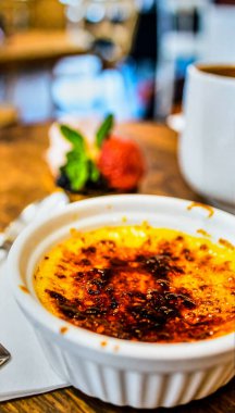 Fransız Kremalı Brulee Tatlısı ve Karamelleştirilmiş Şeker. Şekerli Gıda ve Kafe Konsepti için.