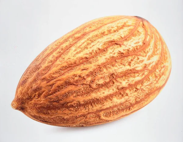 Beyaz Arkaplanda İzole edilmiş Badem Fındığı, Doğal Protein ve Bitki Temelli Beslenme Konseptini Temsil Eden Sağlıklı Tohum