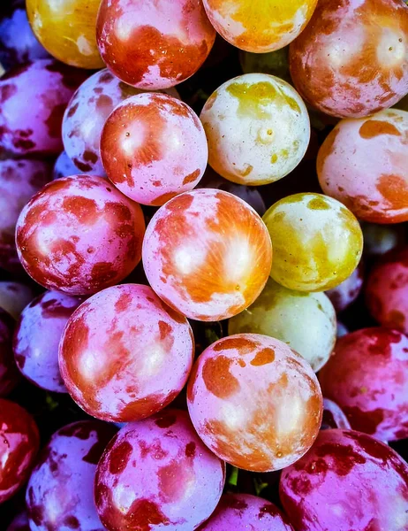 Taze organik meyve yüzeyi ve doğal doku arkaplanını gösteren üzüm kümelerini kapat