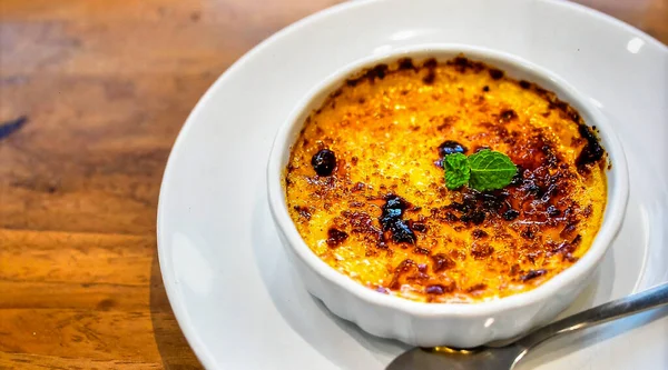 Fransız Kremalı Brulee Tatlısı ve Karamelleştirilmiş Şeker. Şekerli Gıda ve Kafe Konsepti için.