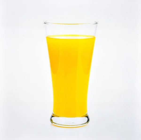 Sarı Mango Suyu, Tropikal İçecek Nesnesi ve Taze Meyve İçeceği Konsepti için Beyaz Arkaplanda İzole Edildi