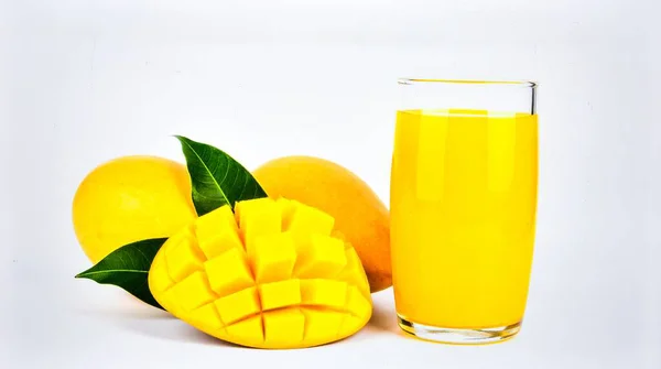 Sarı Mango Suyu, Tropikal İçecek Nesnesi ve Taze Meyve İçeceği Konsepti için Beyaz Arkaplanda İzole Edildi